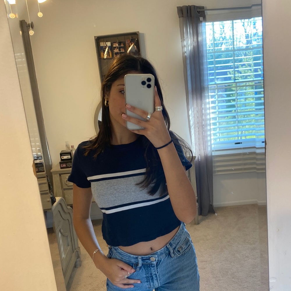 Cropped blue striped T-shirt
